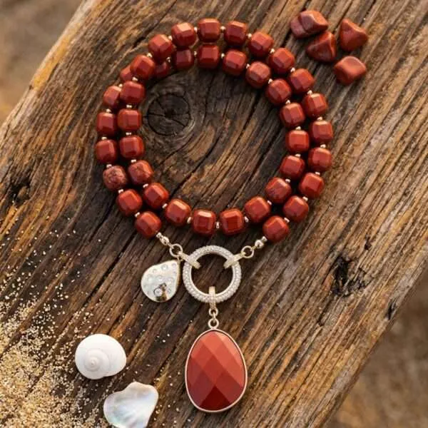 Collar del camino fundamental con piedras semipreciosas