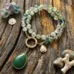 Collar del camino fundamental con piedras semipreciosas