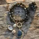 Collar del camino fundamental con piedras semipreciosas