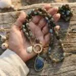 Collar del camino fundamental con piedras semipreciosas
