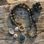 Collar del camino fundamental con piedras semipreciosas