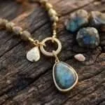 Collar del camino fundamental con piedras semipreciosas