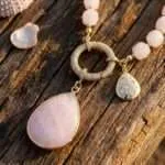 Collar del camino fundamental con piedras semipreciosas