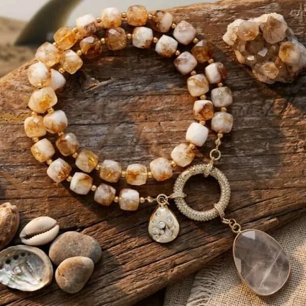 Collar del camino fundamental con piedras semipreciosas