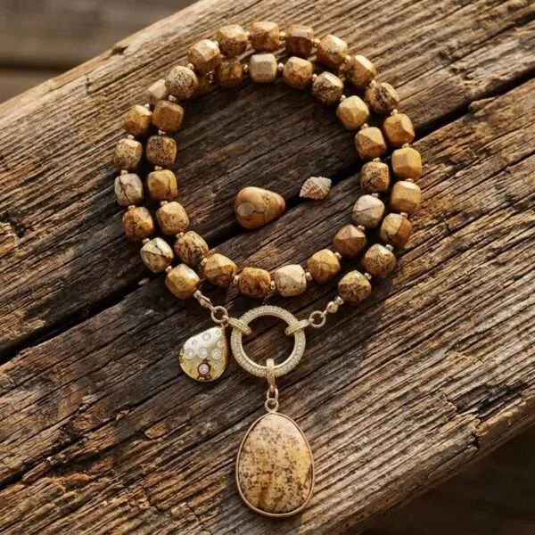 Collar del camino fundamental con piedras semipreciosas