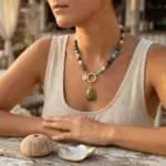 Collar del camino fundamental con piedras semipreciosas