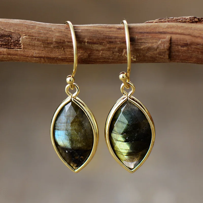 Pendientes de la buena esencia con labradorita, turquesa africana o cuarzo Pendientes de la buena esencia con labradorita, turquesa africana o cuarzo