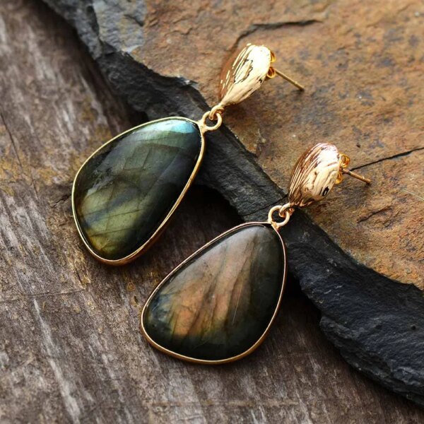 Pendientes místicos de la introspección con piedras de labradorita