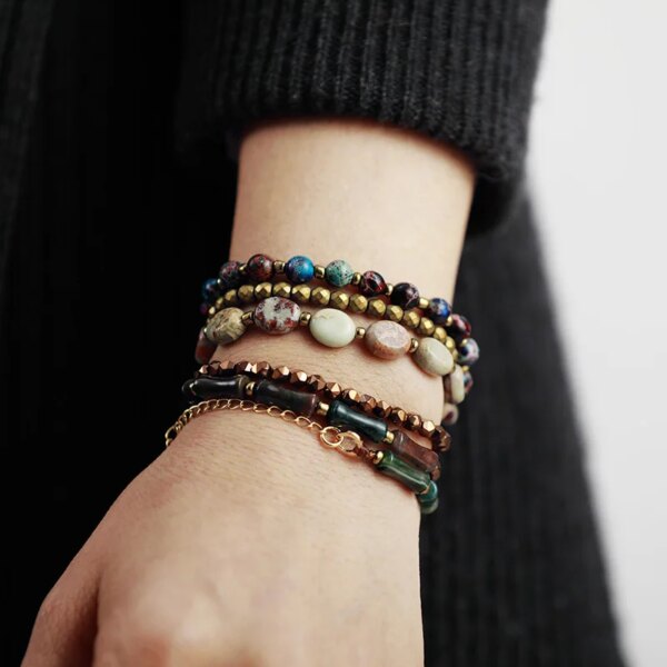 Pulsera boho chic del río creciente con piedras de ágata y jaspe