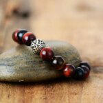 Pulsera unisex con cuentas tibetanas de piedras de ojo de tigre rojo