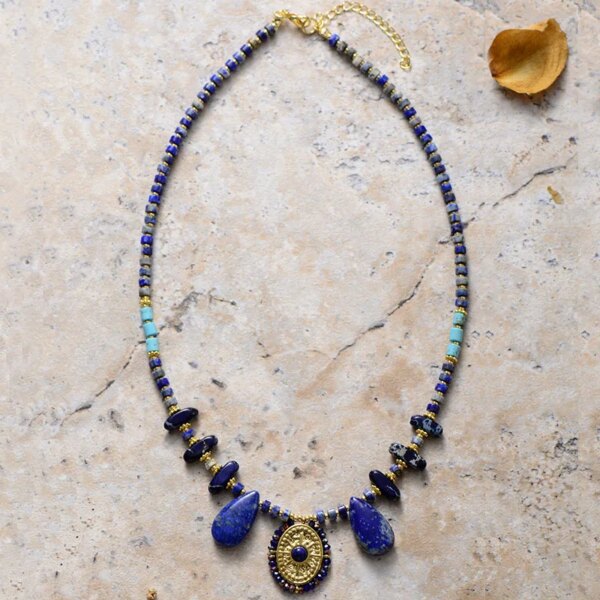 Collar étnico de mi pequeña tribu con piedras de turquesa o lapislázuli