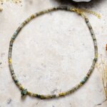Gargantilla minimalista de mi refugio con gemas de jade o labradorita