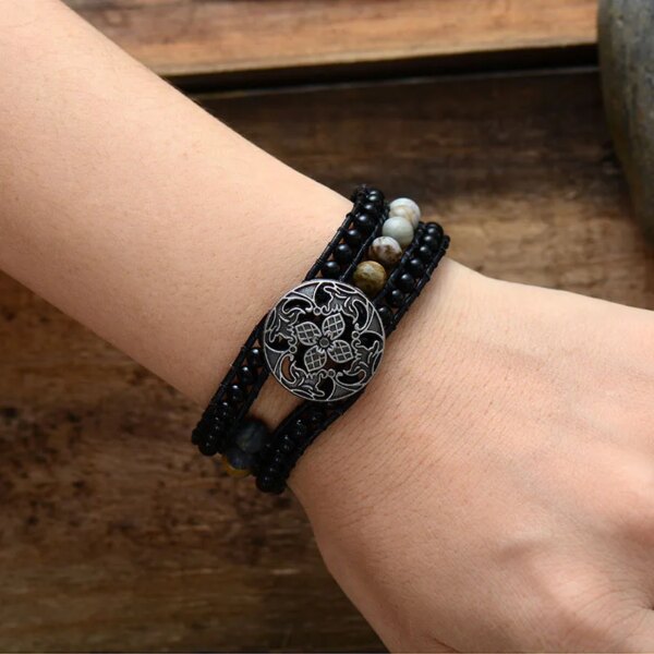 Pulsera vintage de estilo modernista con motivos florales y ónix negro