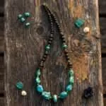 Collar bohemio para hombre con piedras naturales de turquesa en bruto