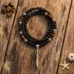 Collar para hombre con phurba de acero inoxidable y cuentas de ojo de tigre