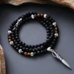 Collar para hombre con phurba de acero inoxidable y cuentas de ojo de tigre