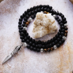 Collar para hombre con phurba de acero inoxidable y cuentas de ojo de tigre