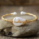 Brazalete bohemio de alambre de cobre y perlas de agua dulce