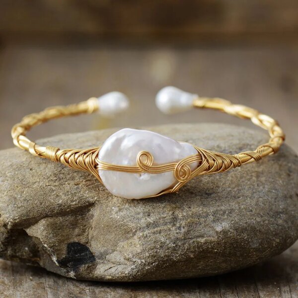 Brazalete bohemio de alambre de cobre y perlas de agua dulce