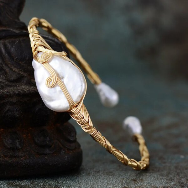 Brazalete bohemio de alambre de cobre y perlas de agua dulce