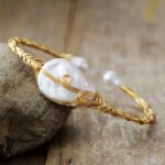Brazalete bohemio de alambre de cobre y perlas de agua dulce
