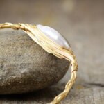 Brazalete bohemio de alambre de cobre y perlas de agua dulce