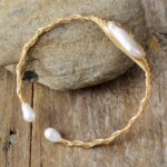 Brazalete bohemio de alambre de cobre y perlas de agua dulce