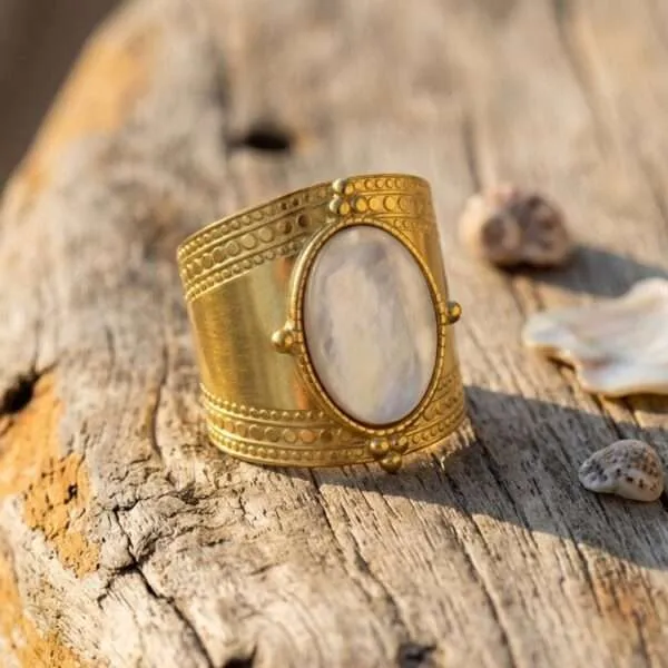 Anillo de la Circulación Energética con Nácar y Acero Inoxidable Dorado