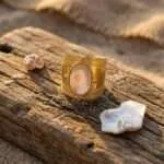 Anillo de la Circulación Energética con Nácar y Acero Inoxidable Dorado