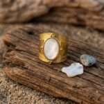 Anillo de la Circulación Energética con Nácar y Acero Inoxidable Dorado