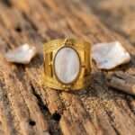 Anillo de la Circulación Energética con Nácar y Acero Inoxidable Dorado