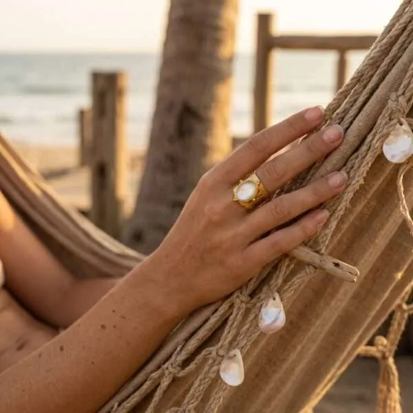 Anillo de la Circulación Energética con Nácar y Acero Inoxidable Dorado