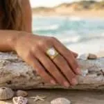 Anillo de la Circulación Energética con Nácar y Acero Inoxidable Dorado