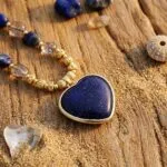 Collar del cielo estrellado con corazón de lapislázuli y piedras naturales