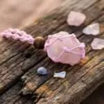 Colgante Macramé con Piedra Protectora en Bruto Extraíble (5 piedras)