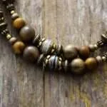 Collar boho para hombre con cuentas de madera de sándalo y ágata