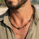 Collar boho para hombre con cuentas de madera de sándalo y ágata