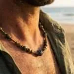 Collar boho para hombre con cuentas de madera de sándalo y ágata