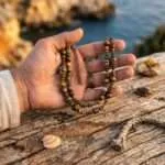 Collar boho para hombre con cuentas de madera de sándalo y ágata