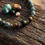 Collar boho para hombre con piedras de turquesa africana o lapislázuli