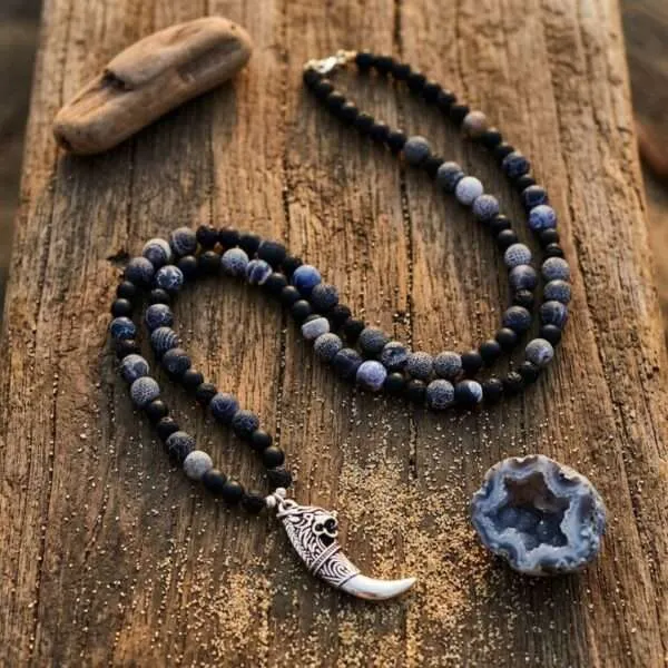 Collar para hombre colmillo de dragón con piedras de lava, ágata craquelada y ónix mate
