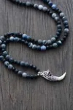 Collar para hombre colmillo de dragón con piedras de ágata y ónix mate
