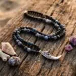 Collar para hombre colmillo de dragón con piedras de lava, ágata craquelada y ónix mate