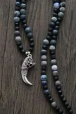 Collar para hombre colmillo de dragón con piedras de ágata y ónix mate