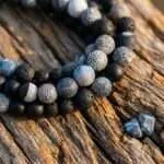 Collar para hombre colmillo de dragón con piedras de lava, ágata craquelada y ónix mate