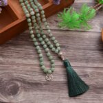 Collar Japa Mala 108 cuentas con piedras de jade birmano y árbol de la vida
