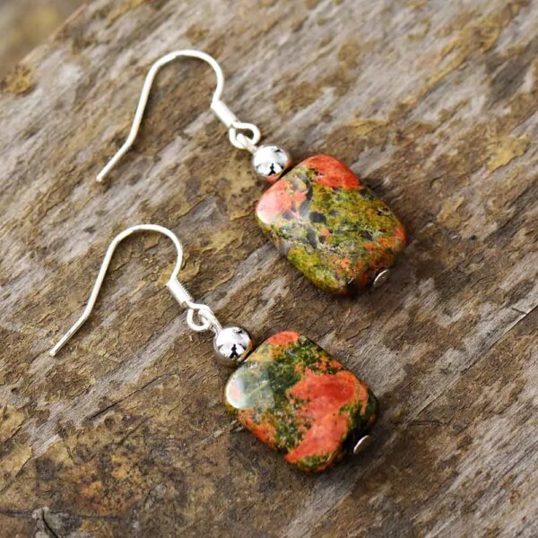 Pendientes de la perspectiva mejorada con piedras de unakita o de ónix negro
