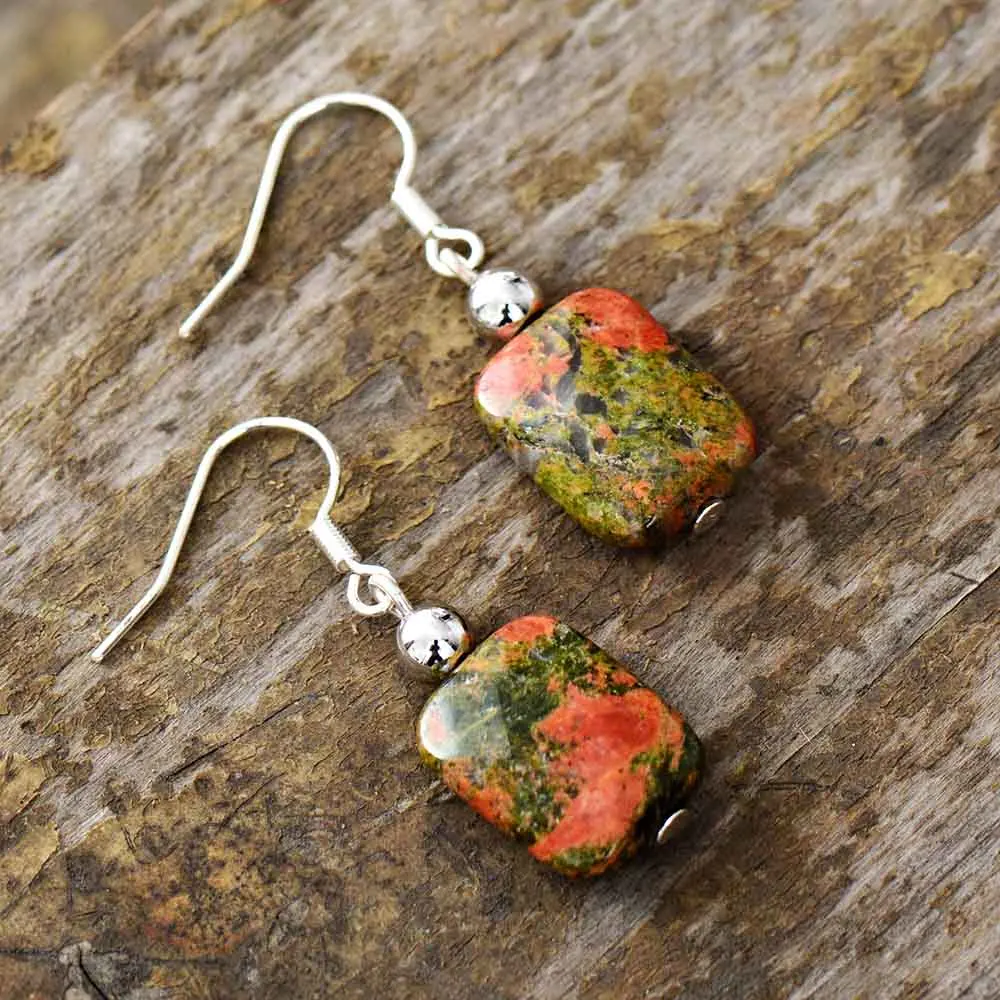 Pendientes de la perspectiva mejorada con piedras de unakita o de ónix negro Pendientes de la perspectiva mejorada con piedras de unakita o de ónix negro
