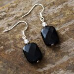Pendientes de la perspectiva mejorada con piedras de unakita o de ónix negro