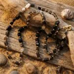Collar de la tormenta con cuarzo ahumado, ónix negro y cuarzo rutilado